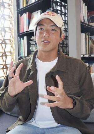 東京都港区のカフェ「INTERSECT BY LEXUS」でインタビューに応じるサーフィン男子の五十嵐カノア=3月