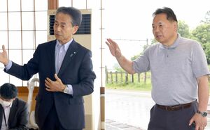左から現職の井畑明彦さん、元胎内市議の薄田智さん