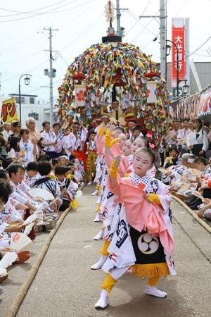 色とりどりに飾られた萬燈と、音頭に合わせて踊る女児ら=燕市宮町