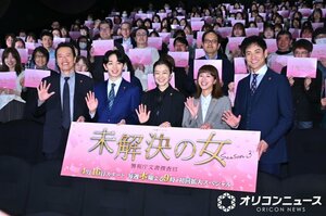 EXドラマ『未解決の女』制作発表記者会見に登壇した（左から）遠藤憲一、宮世琉弥、鈴木京香、黒島結菜、沢村一樹 （C）ORICON NewS inc.