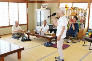 「さつまいも農カフェきらら」でカラオケを楽しむグループ