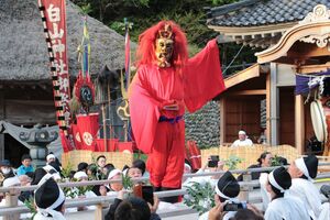 能生白山神社春季大祭の最後を飾った「陵王」の舞＝２４日、糸魚川市