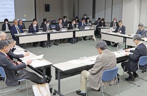 上越地域の中期医療再編の方向性が示された会議＝２５日、上越市