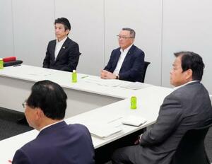 ガソリン税の暫定税率廃止法案を巡る与野党の実務者協議に臨む自民党税制調査会の宮沢洋一会長(奥右)と立憲民主党の重徳和彦政調会長(同左)ら=28日午後、国会