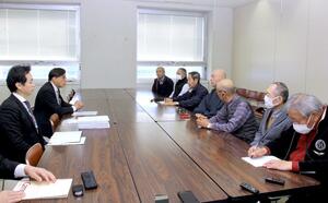 米坂線復旧に向けて県に要望書を提出した市民団体のメンバー=県庁