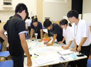 柏崎市と首都圏の学生が核のごみの最終処分場誘致について議論した交流会=柏崎市藤橋
