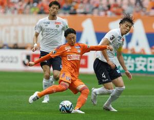 新潟-柏 前半シュートを放つMF三戸舜介=ビッグスワン