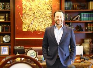 米アトランタの「カーター・センター」で、カーター元大統領が生前執務していた部屋に立つ孫ジェーソンさん(共同)