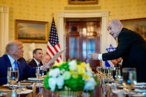 7日、米ワシントンのホワイトハウスで開かれた夕食会で、トランプ大統領(左)にノーベル平和賞の推薦状を渡すイスラエルのネタニヤフ首相(ゲッティ=共同)