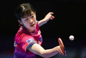 女子決勝トーナメント1回戦のクロアチア戦でプレーする面手凜=ロンドン(ロイター=共同)
