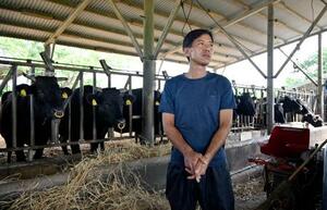 　沖縄県・石垣島で牛を育てる畜産農家の新本信一郎さん＝２０２５年１１月