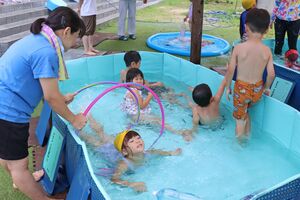 園で洗濯した水着を着て遊ぶ「みつけの保育園」の園児=見附市本所1