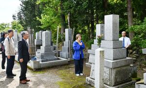 石川雲蝶の命日に本成寺で行われた墓参＝三条市西本成寺１