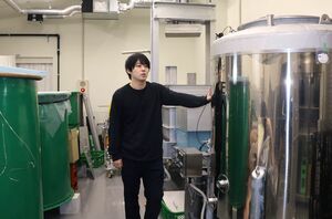 
「サケノヴァ　ブリュワリー」を立ち上げた新山大地代表＝佐渡市加茂歌代