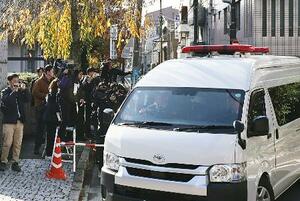 「餃子の王将」社長射殺事件の初公判のため、京都地裁に入る田中幸雄被告を乗せたとみられる車両=26日午前