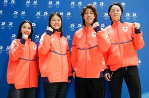 　イタリア・ミラノのマルペンサ空港に到着したノルディックスキー・ジャンプの日本勢。左から高梨沙羅、丸山希、二階堂蓮、小林陵侑＝２日（共同）