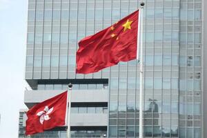 　街中に掲げられた中国と香港の旗＝９日、香港（共同）