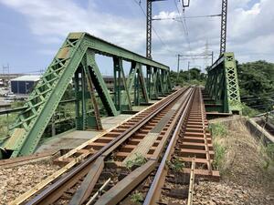 JR白新線の上を通る信越貨物支線の鉄橋(JR東日本新潟支社提供)