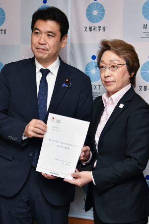 松本文科相(左)に要望書を提出するJOCの橋本聖子会長=9日、文科省