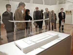 県立万代島美術館で開催中の企画展「ＴＨＥ　ＨＥＲＯＥＳ（ザ・ヒーローズ）　刀剣×浮世絵－武者たちの物語」。刀と太刀で、展示の仕方に工夫が凝らされている＝新潟市中央区