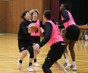 練習に励む北川聖(左)=阿賀野市