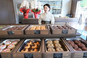 20種類以上の商品が並ぶ「TSUKIOKAドーナツ」=新発田市月岡温泉