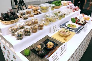 セブン-イレブンが県内で発売する長岡花火の応援商品=長岡市
