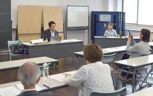 東京電力柏崎刈羽原発の再稼働問題について意見を交わす、反原発団体と経済産業庁資源エネルギー庁の担当者=18日、新潟市中央区