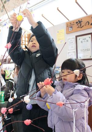 繭玉飾り作りを楽しむ子どもら＝12日、上越市名立区