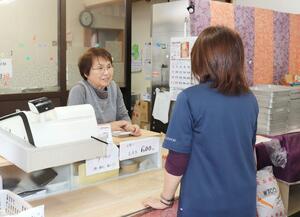 接客するとくぜんの大塚幸枝社長。会話を楽しみに訪れる常連客も多い＝柏崎市高柳町岡野町