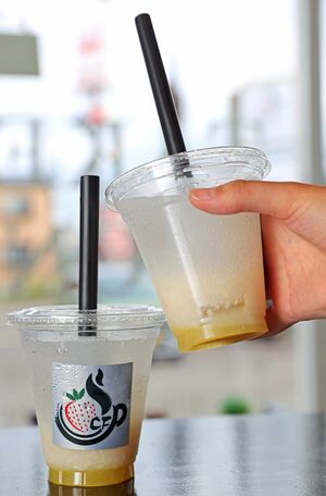 夏限定で発売している「甘酒レモンスカッシュ」。レモンシロップ、甘酒、炭酸水の3層でできている
