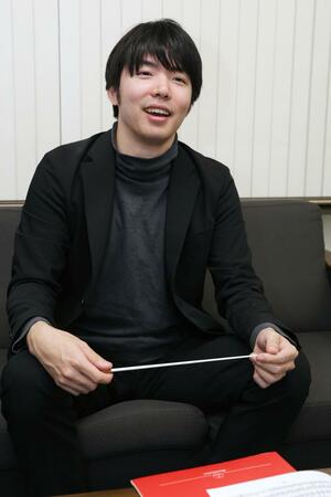 故郷で初めてコンサートの指揮を務めるに当たり、抱負を語る小林雄太さん=東京都千代田区