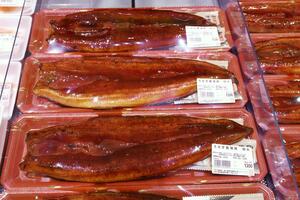 角上魚類長岡店で特売したウナギ＝２０日、長岡市