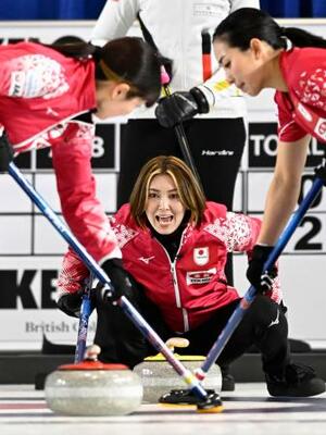 女子1次L ドイツ戦の第3エンド、指示を出す吉村=ケロウナ(共同)