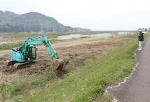 クマの早期発見のため、姫川の河川敷で行った草木の除去＝１５日、糸魚川市