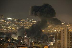 　イスラエルの攻撃を受け煙が上がるレバノン・ベイルートの街＝５日（ゲッティ＝共同）