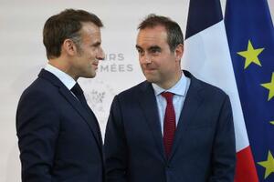 ルコルニュ氏(右)と会話するフランスのマクロン大統領=7月、パリ(AP=共同)
