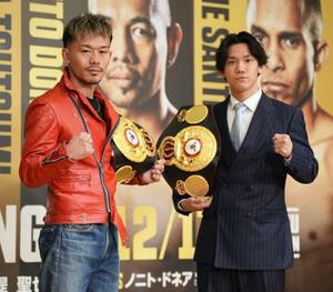 記者会見でポーズをとるWBAバンタム級王者の堤聖也(左)と同ライトフライ級王者、高見亨介=6日、東京都文京区