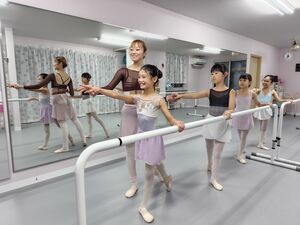 バレエ教室を開いた南佳歩さん(手前奥)=新発田市豊町4