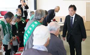 新潟水俣病の患者団体との「懇談前にあいさつする浅尾慶一郎環境大臣(右)=5月31日、新潟市中央区