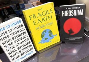 　米ニューヨーク市のニューヨーク公共図書館の売店に並ぶジョン・ハーシーの「ＨＩＲＯＳＨＩＭＡ」（右）＝１月（共同）