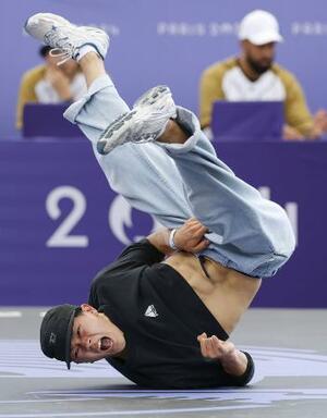 　パリ五輪のブレイキン男子で技を繰り出す大能寛飛＝２０２４年８月（共同）