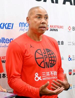 取材に応じるバスケットボール女子日本代表のゲインズ新監督=28日、東京都内