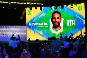 W杯ブラジル代表の発表で、電光掲示板に表示されたネイマール=18日、リオデジャネイロ(AP=共同)