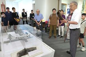 空襲に関する資料などを展示する「平和展」=上越市本城町