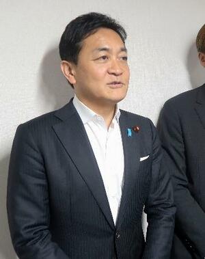 京都市で記者団の取材に応じる国民民主党の玉木代表=30日午後