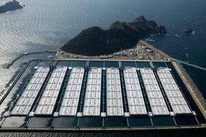 　北九州市若松区の白島国家石油備蓄基地＝１２日午後（共同通信社ヘリから）