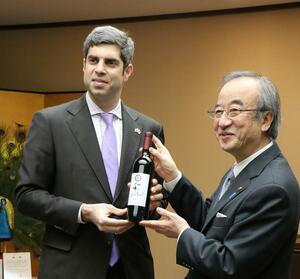 花角英世知事にワインを贈るティムラズ・レジャバ大使＝１２日、県庁