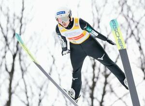 　Ｗ杯ジャンプ女子個人第６戦で飛躍する丸山希＝ビスワ（共同）