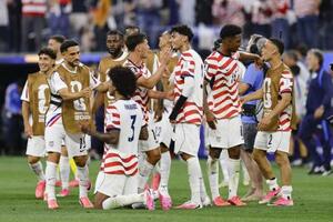 パラグアイに勝利し喜ぶ米国の選手たち=12日、ロサンゼルス(共同)